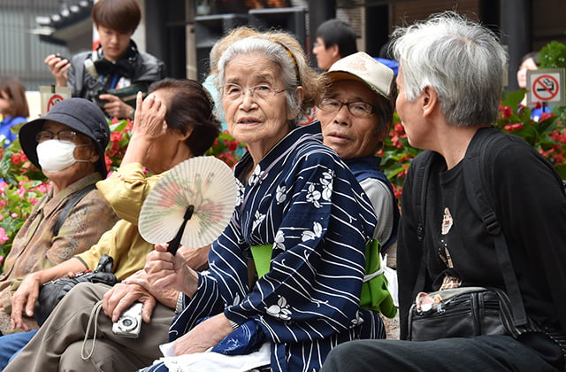 河合雅司在书中预测：2020年，日本每2位女性中将有1位是50岁以上，能生育的女性急减。